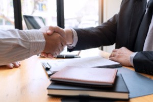 eBen agent and businessman shaking hands