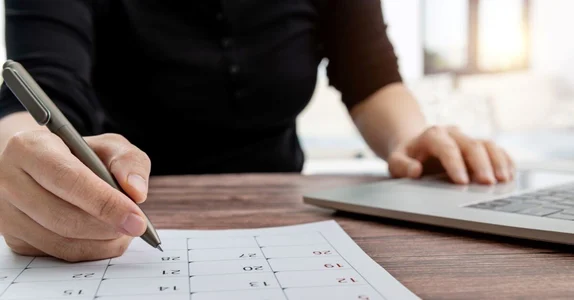 Woman-Computer-Calendar-1200-627